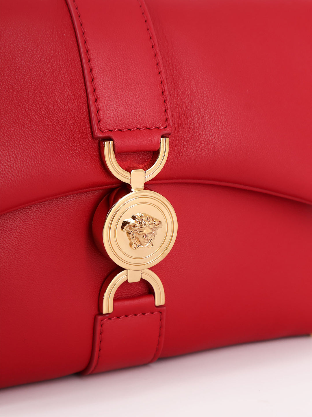 Leather shoulder bag with Medusa '95 detail