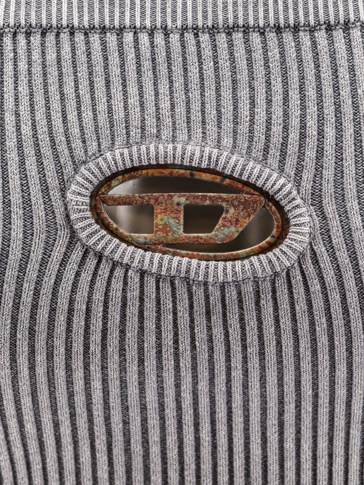 Ribbed top with Oval D detail