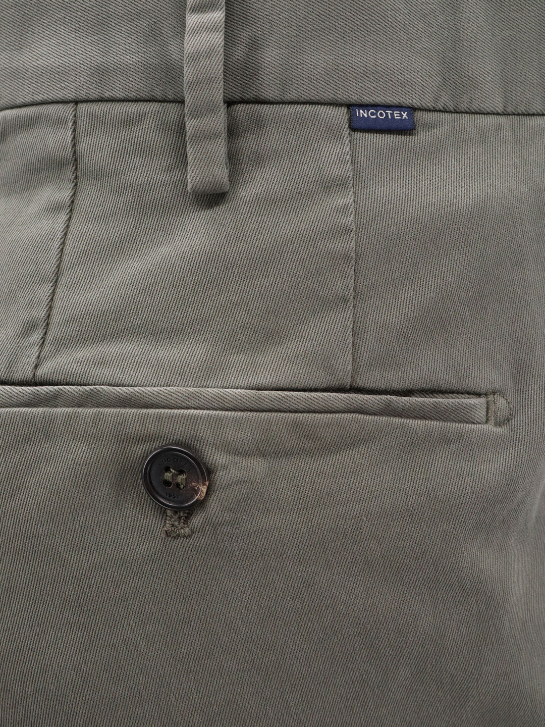 Tapered Fit cotton trouser with pinces and logo tag