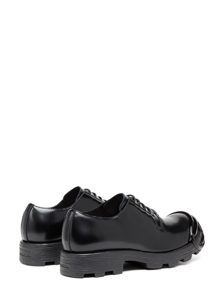 Leather lace-up shoe with Oval D rein-forced toe