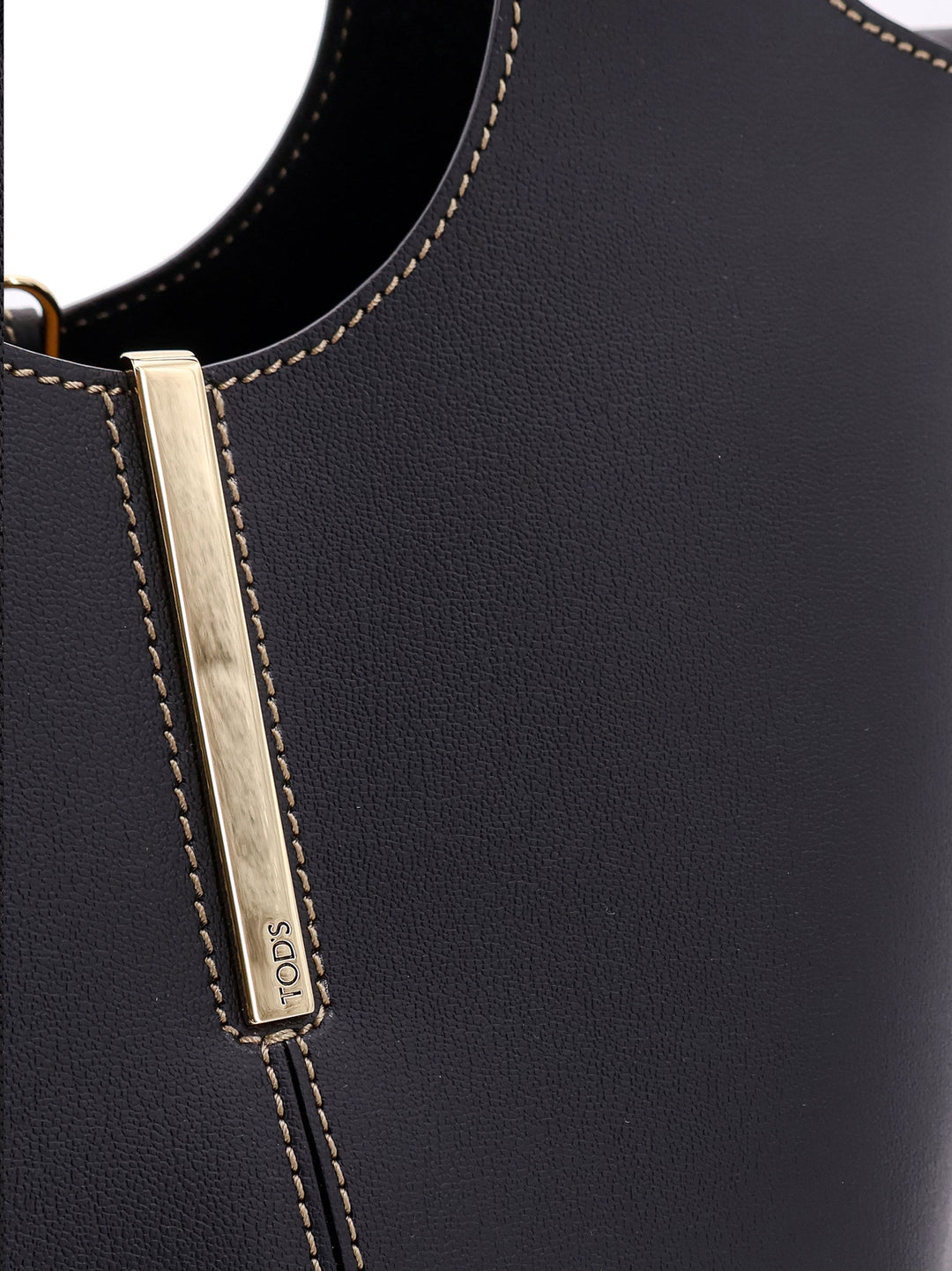 Leather handbag with metal detail on the front