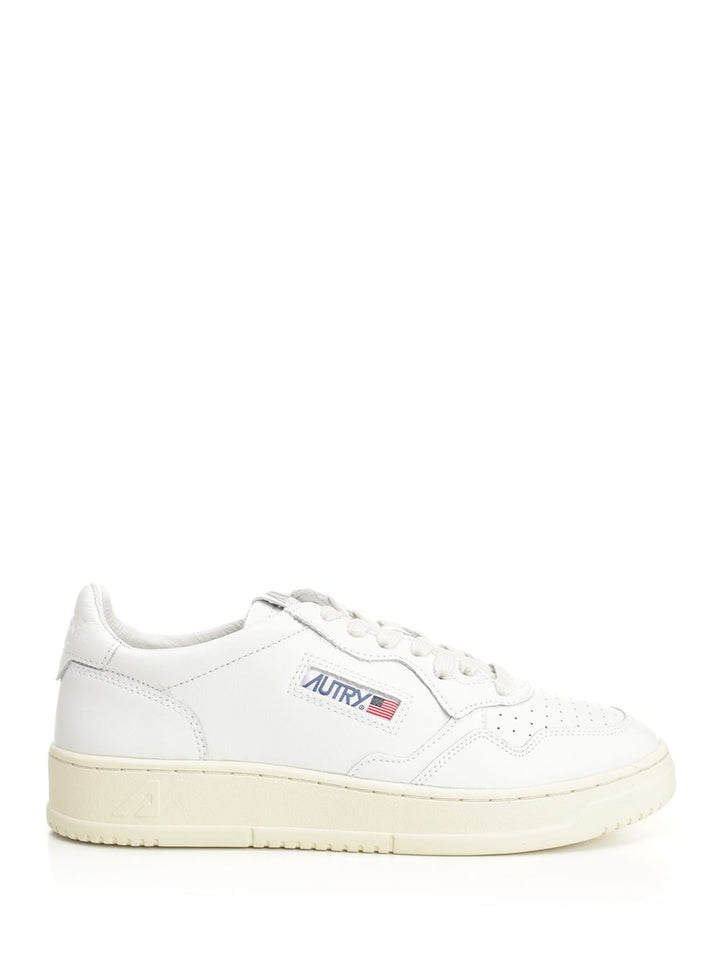 Autry  Medalist Low Sneakers - White | f69f9b7ce38db3cde3ff293461d29105befd2105