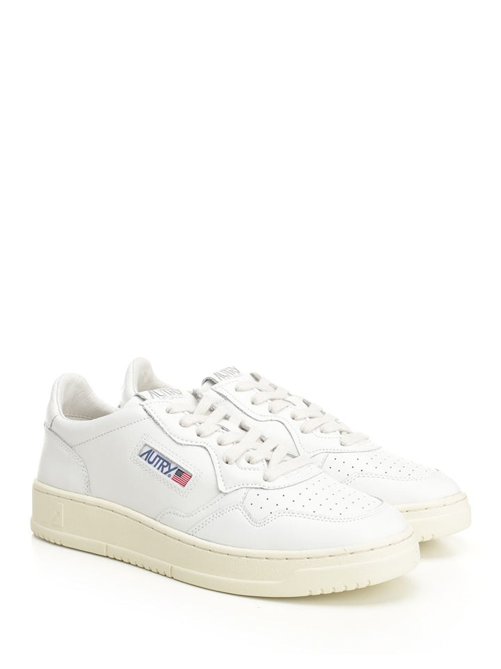 Autry  Medalist Low Sneakers - White | 64cacbb2d1b0b60fe99dd2e54df6b753e2e44b16