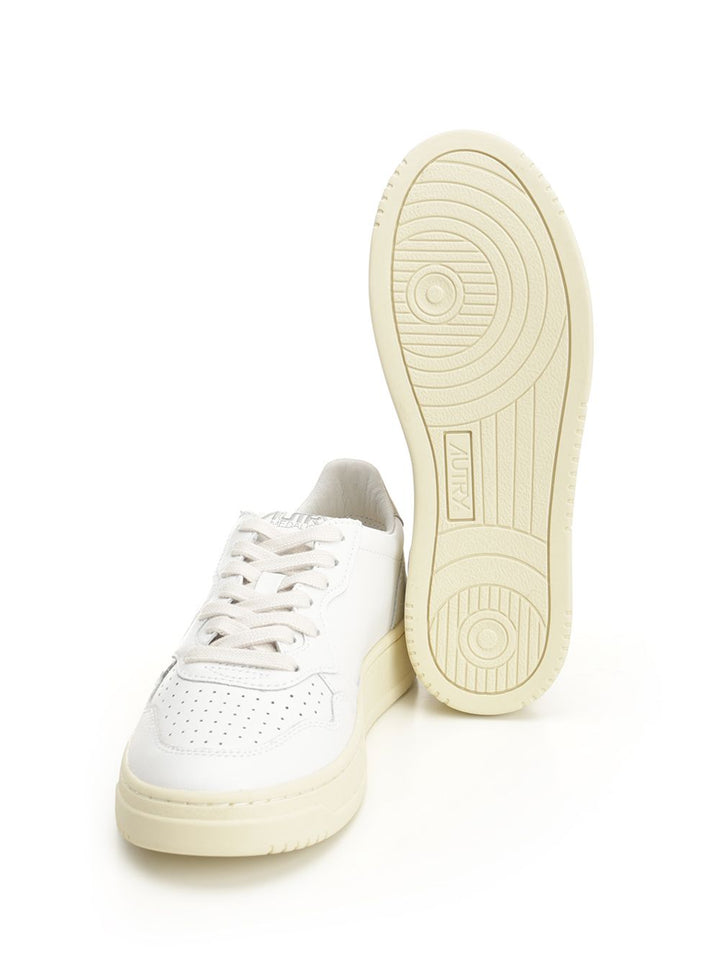 Autry  Medalist Low Sneakers - Gold | f5aaac03b754a4e5789e0024ebbb97e672bad936