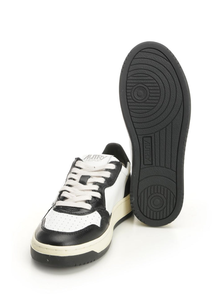 Autry  Medalist Low Sneakers - Black | 7f8c12427d36ea1b52a7a62c08f4873a52f9613c