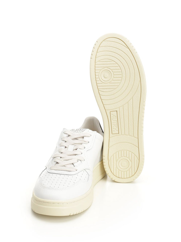 Autry  Medalist Low Sneakers - White | ee84c9803a3014fac4ed32a8aa6deeca56d0f6d3