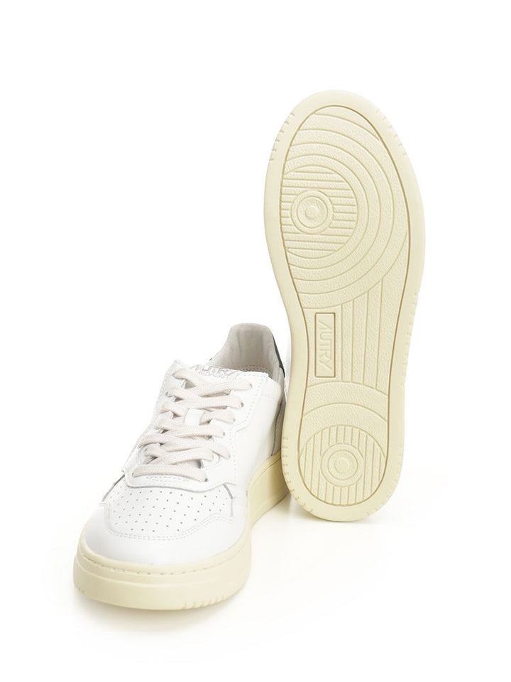 Autry  Medalist Low Sneakers - White | 5731e84fd1b75bce3b97ce5dd1ef4ae7a73bdc74