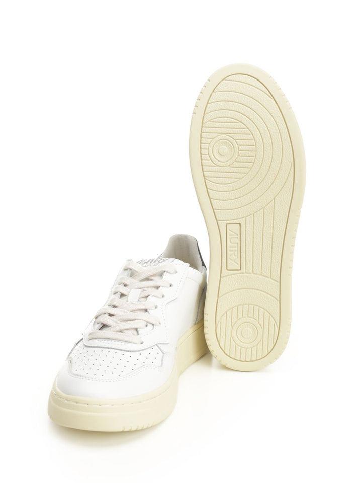 Autry  Medalist Low Sneakers - White | da1bf56b3ebd522ad8a7ec8607813ece2c8d5d8e