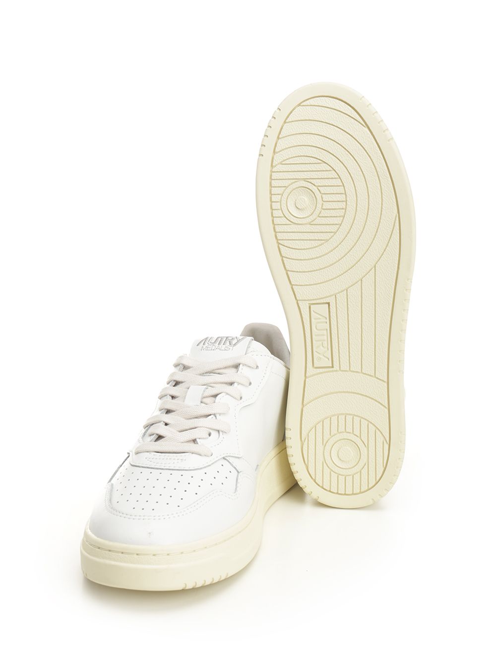 Autry  Medalist Low Sneakers - White | d7610564c469562efc38c5b30902d7e6e40db445
