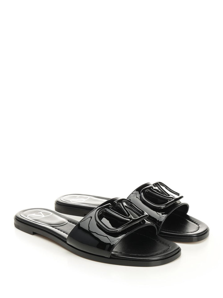 Valentino Garavani Vlogo Signature Slide Sandal Scarpe basse - Black | e7af2818cd0f15a64c63a68e2dd7dd84fcbe8084