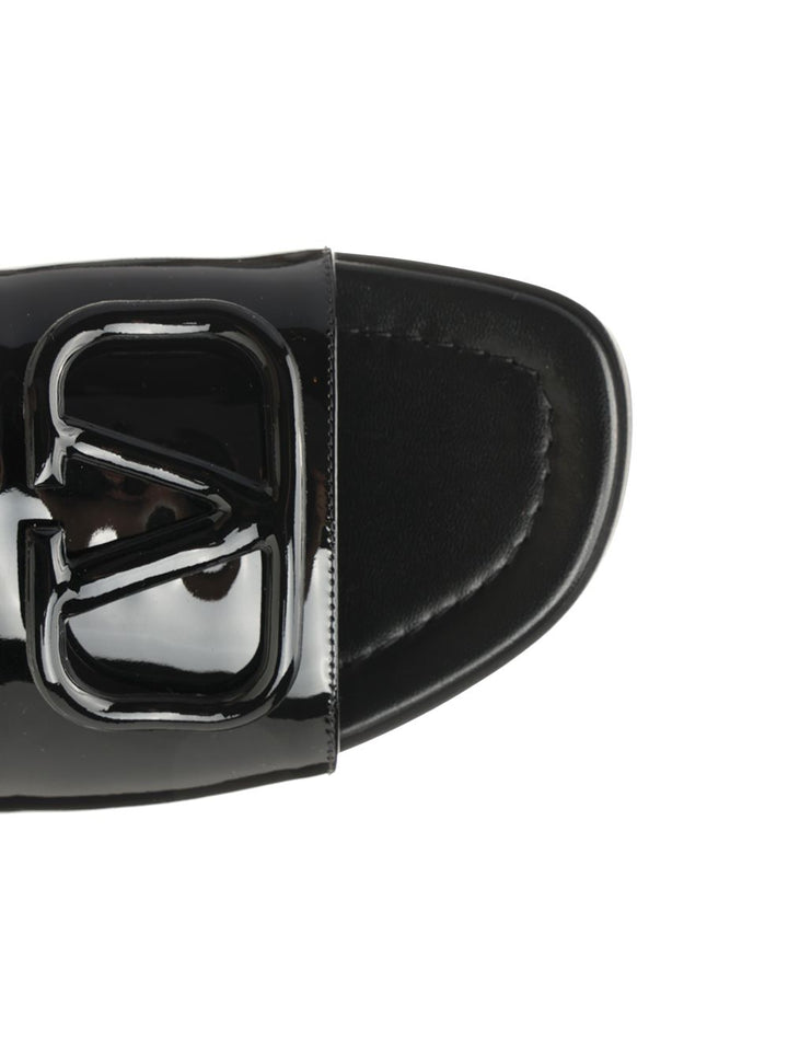 Valentino Garavani Vlogo Signature Slide Sandal Scarpe basse - Black | 8bf5e434a3b52a0de41075faa6803b8bc1a3e3c2