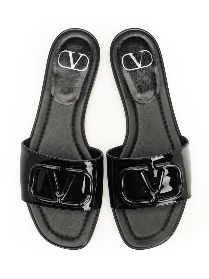 Valentino Garavani Vlogo Signature Slide Sandal Scarpe basse - Black | 0e9266bda6abe8dcb192c5e5c3fce543bc3e9305