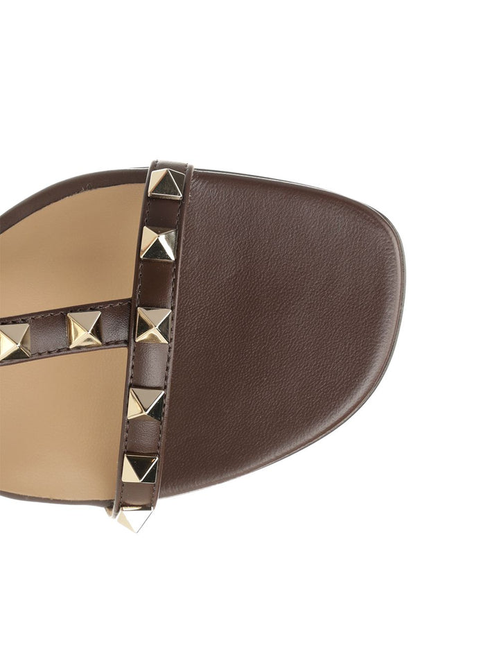 Valentino Garavani Rockstud Low Sandal Scarpe basse - Brown | e2292516444e94859ed569e9fdb88d2dc3ccae33