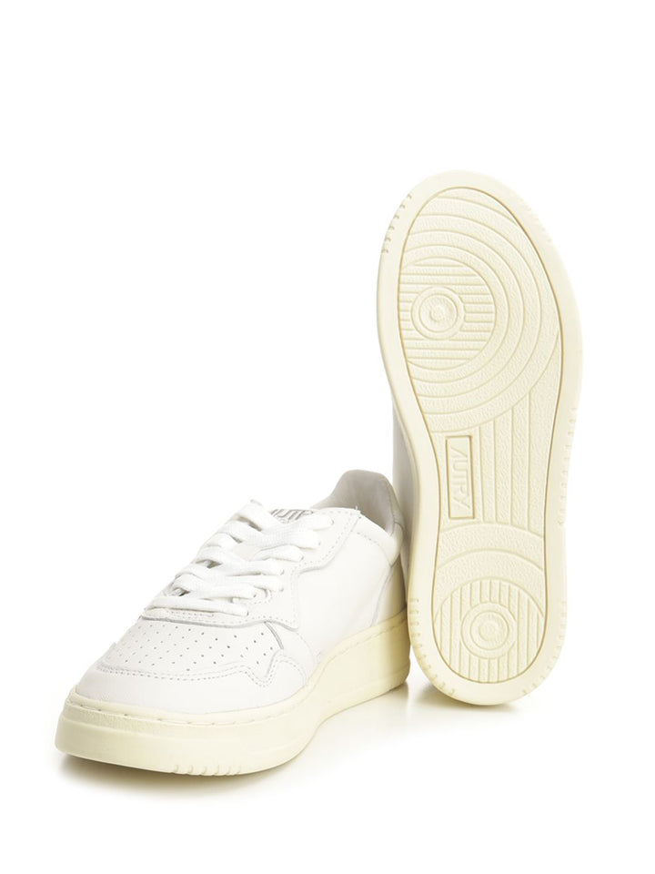 Autry  Medalist Low Sneakers - White | e6f028a64799c6467891b2ba77f2d5f86a314b12
