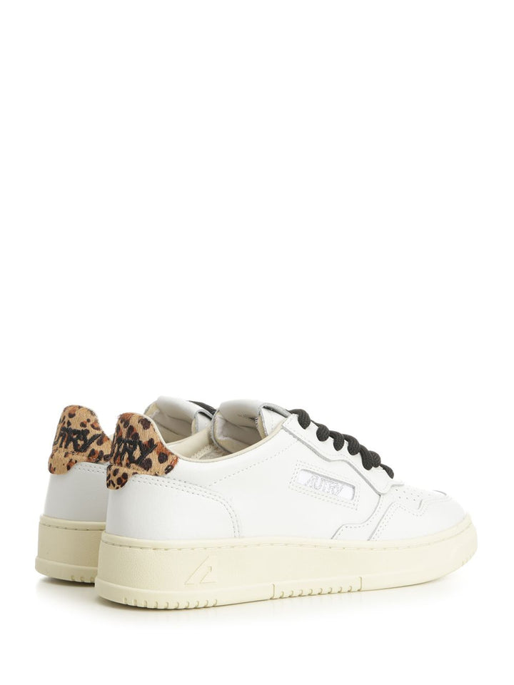Autry  Medalist Low Sneakers - White | 737306b89b54c0b0e69166d26d6d1a9d709d8fa8