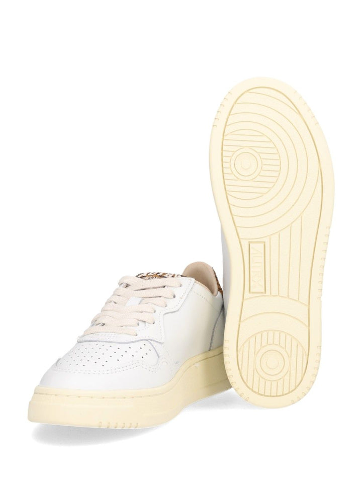 Autry  Medalist Low Sneakers - White | bbe5ec4e08a94338fa75b3cb7b1c6bba961a148a
