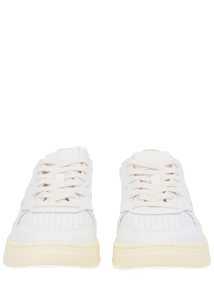 Autry Sneakers - White | ae3efd67da1446db3cf5bef826981a72e82b4786