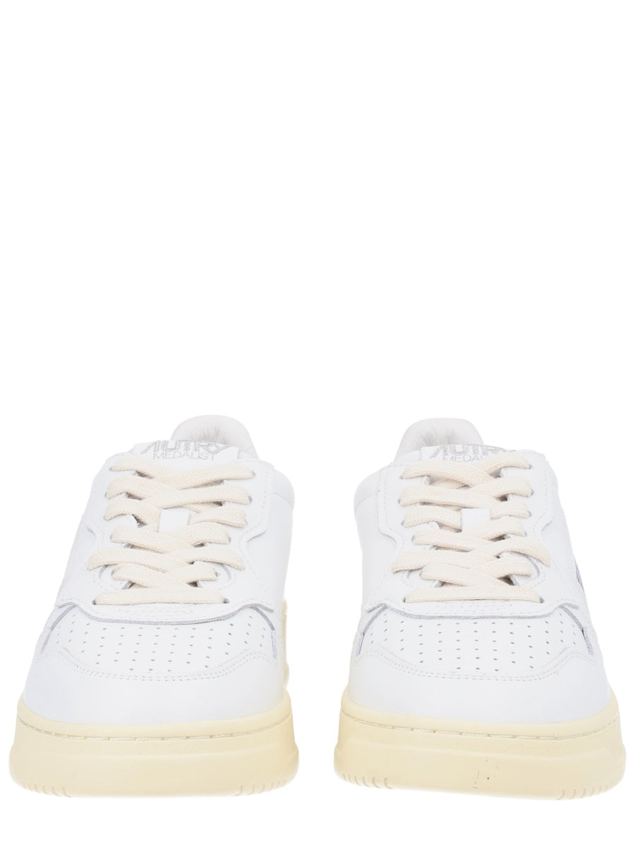 Autry Sneakers - White | c725ad41f0f963ff3a221a48e1e4b5b57da0cc2a