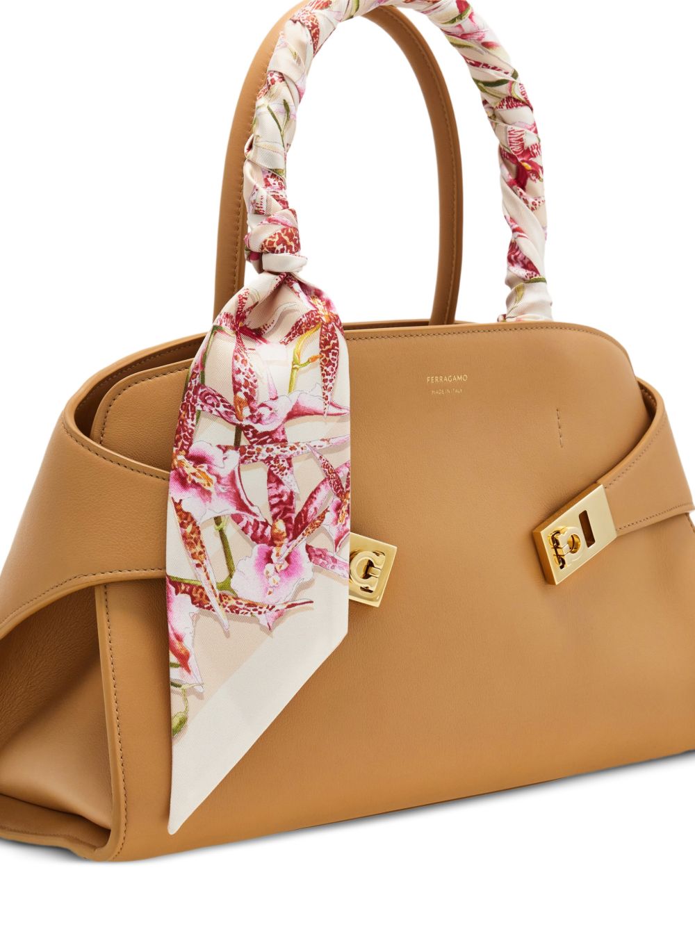 Ferragamo Scarfs - Chiari e Naturali | e7ff88bcf55b03fbfbc1e4265e9062064d8820a6