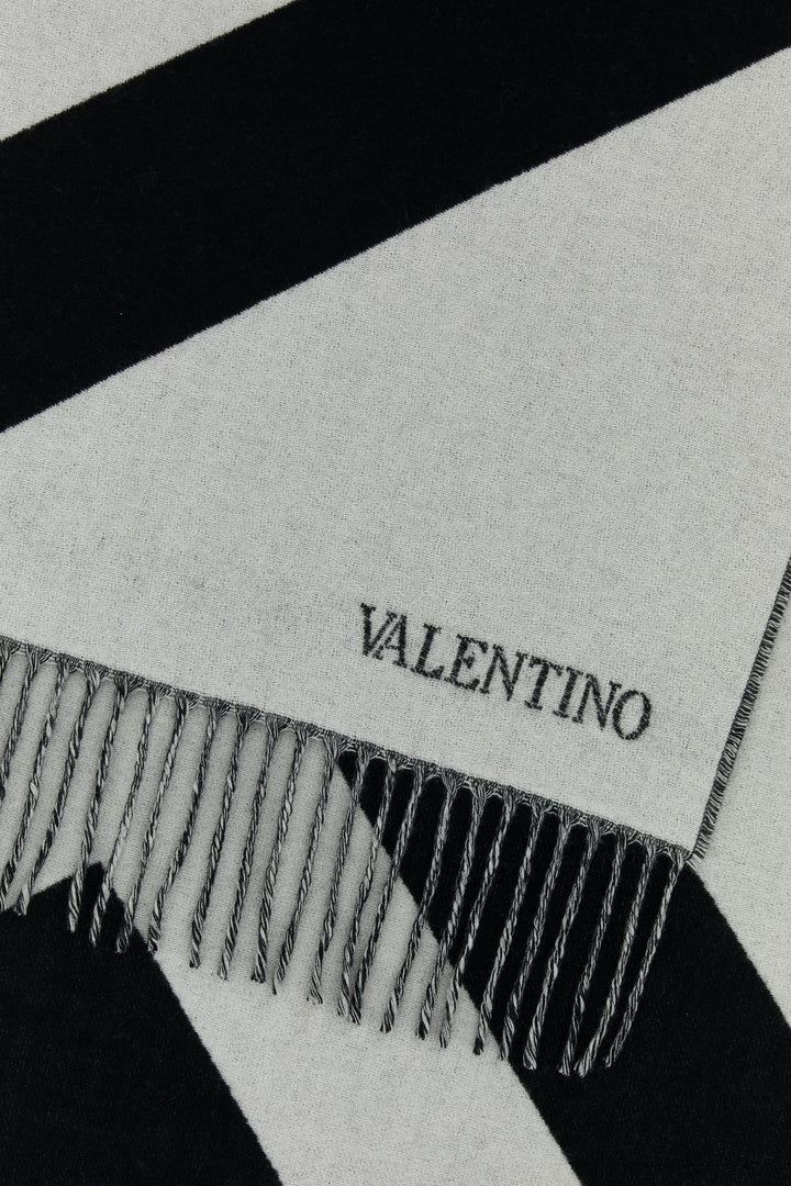 Scarfs and foulards valentino garavani