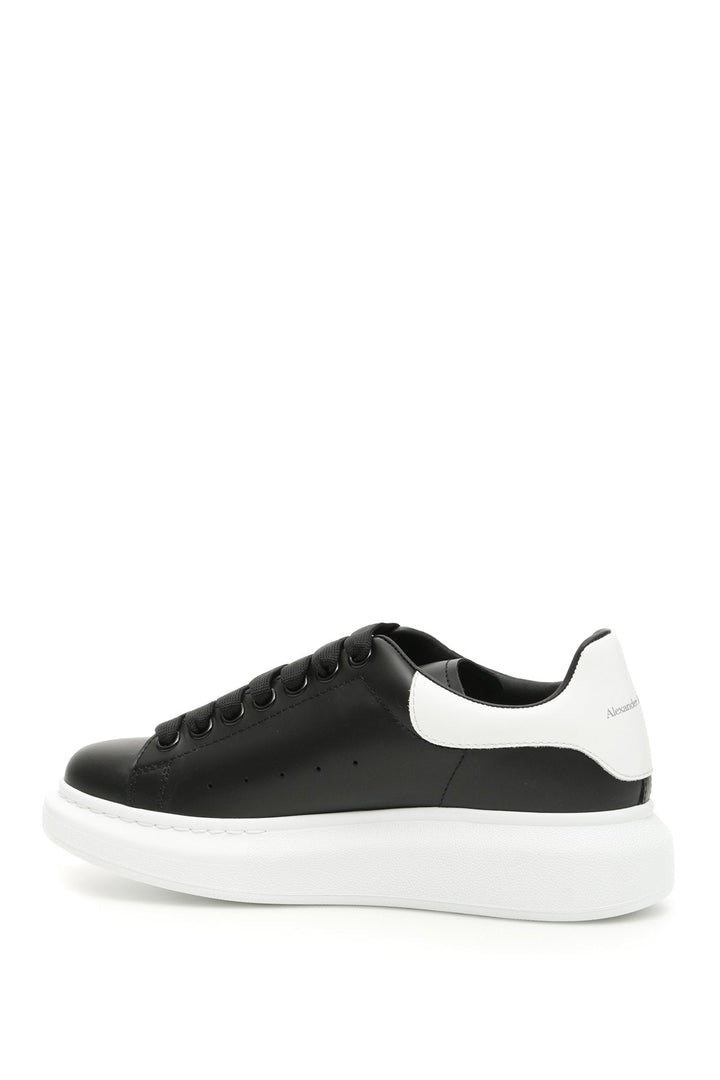 Oversize sneaker in black leather