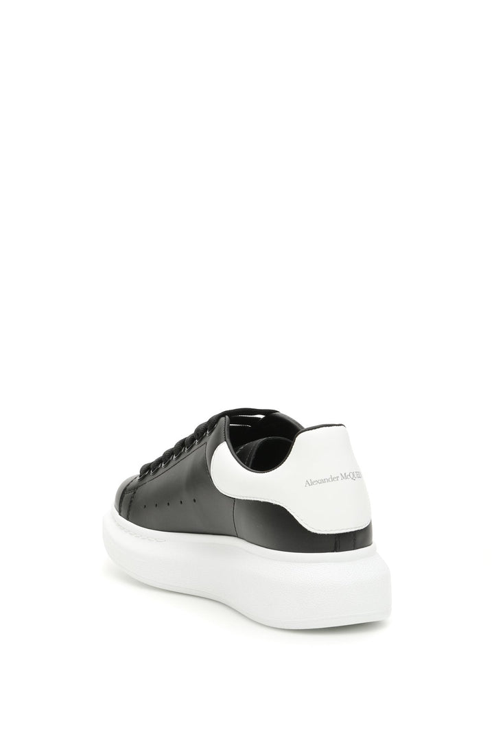 Oversize sneaker in black leather