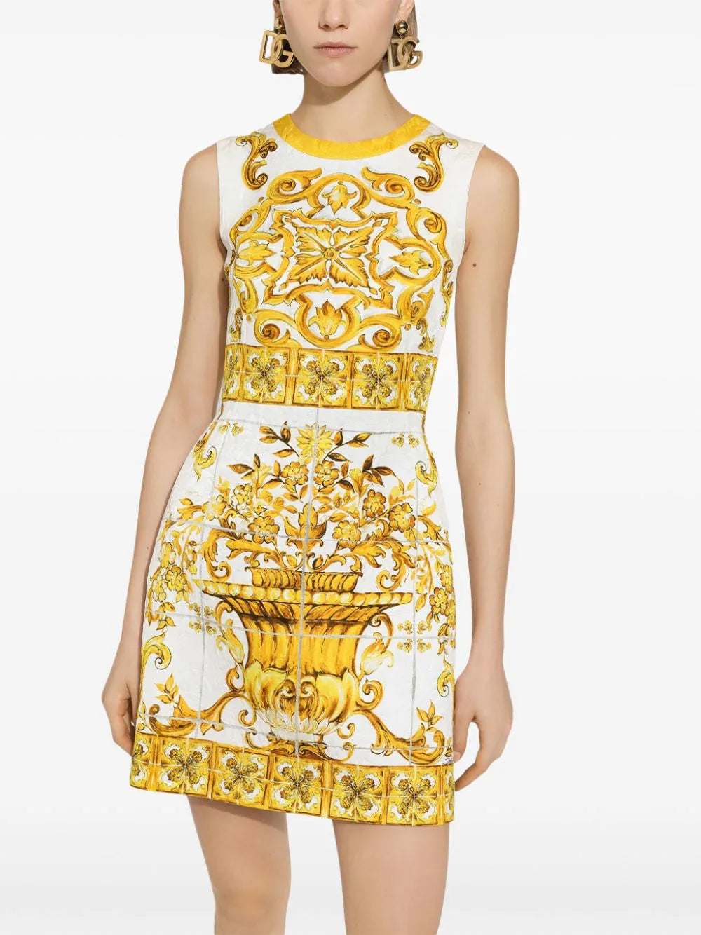 Short sleeveless dress with majolica print