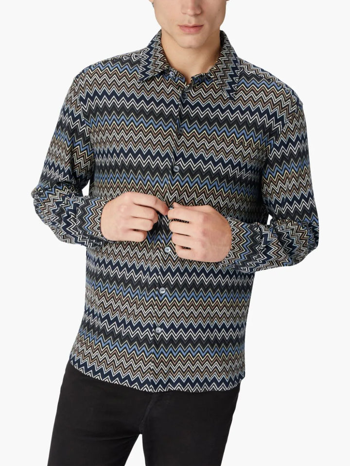 Shirt with zigzag pattern