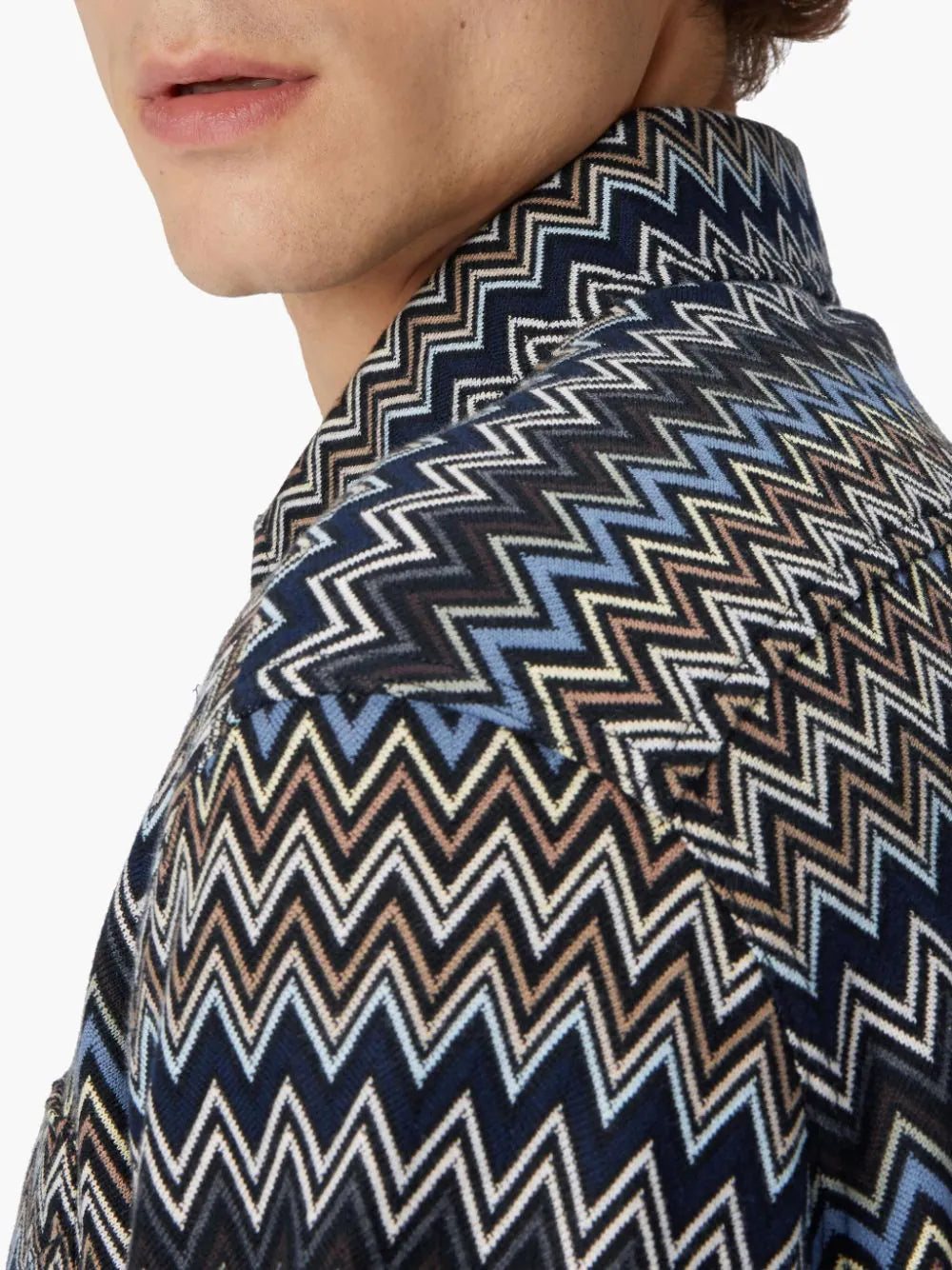 Shirt with zigzag pattern