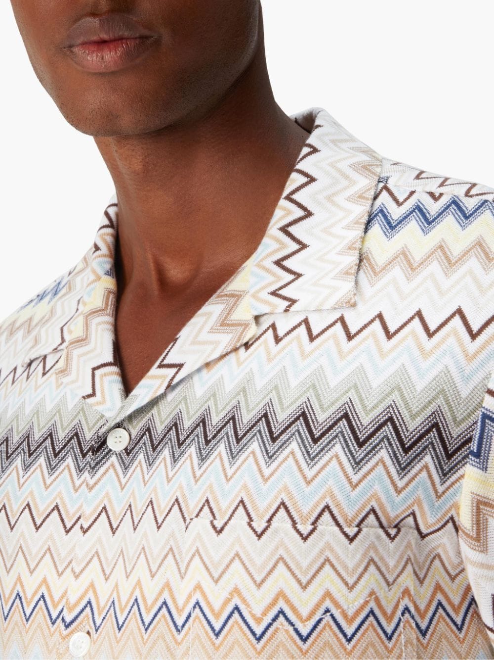 Shirt with zigzag pattern