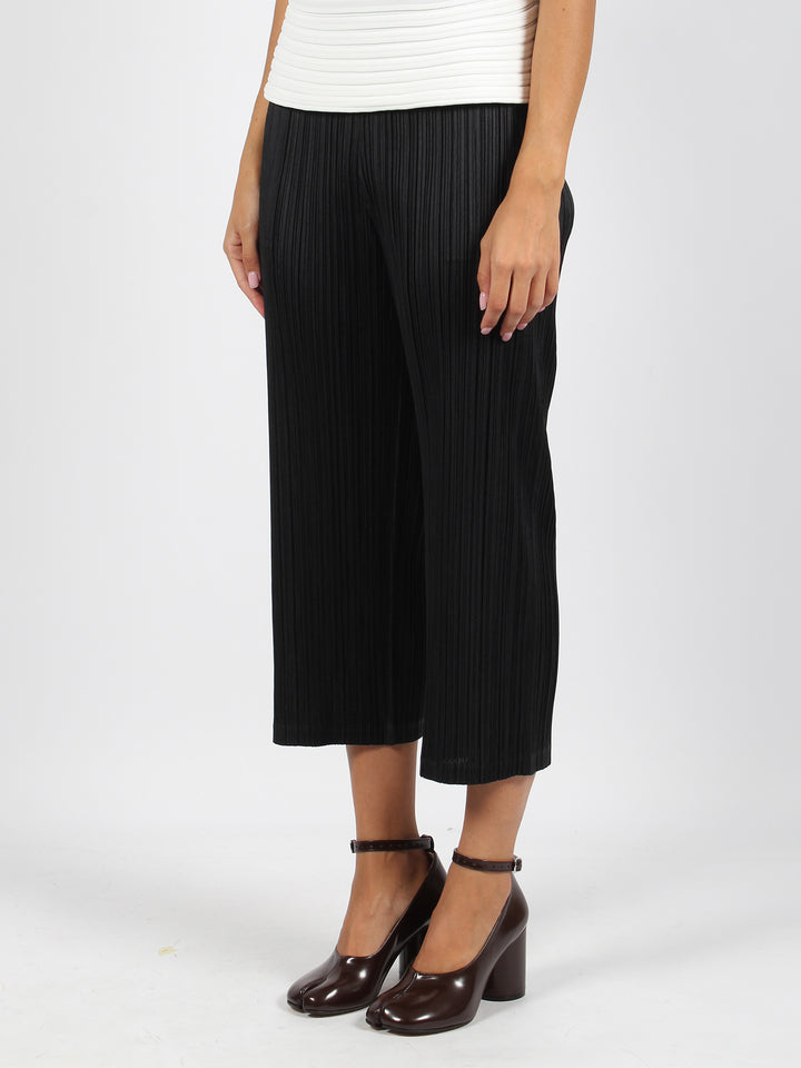 Pleated tight trousers