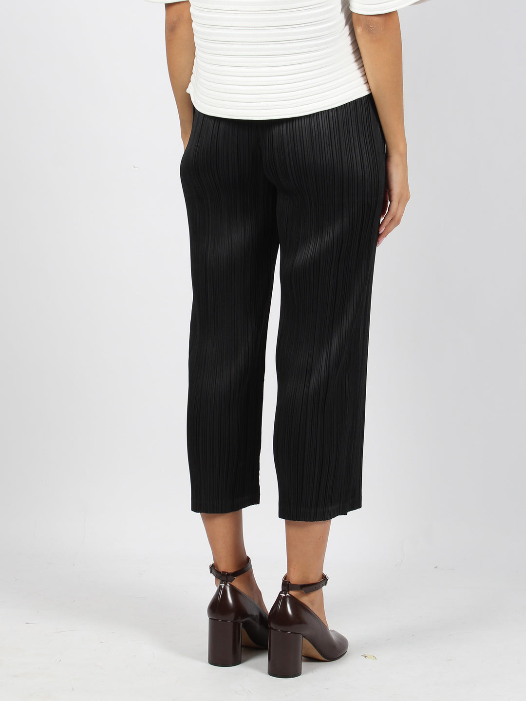 Pleated tight trousers