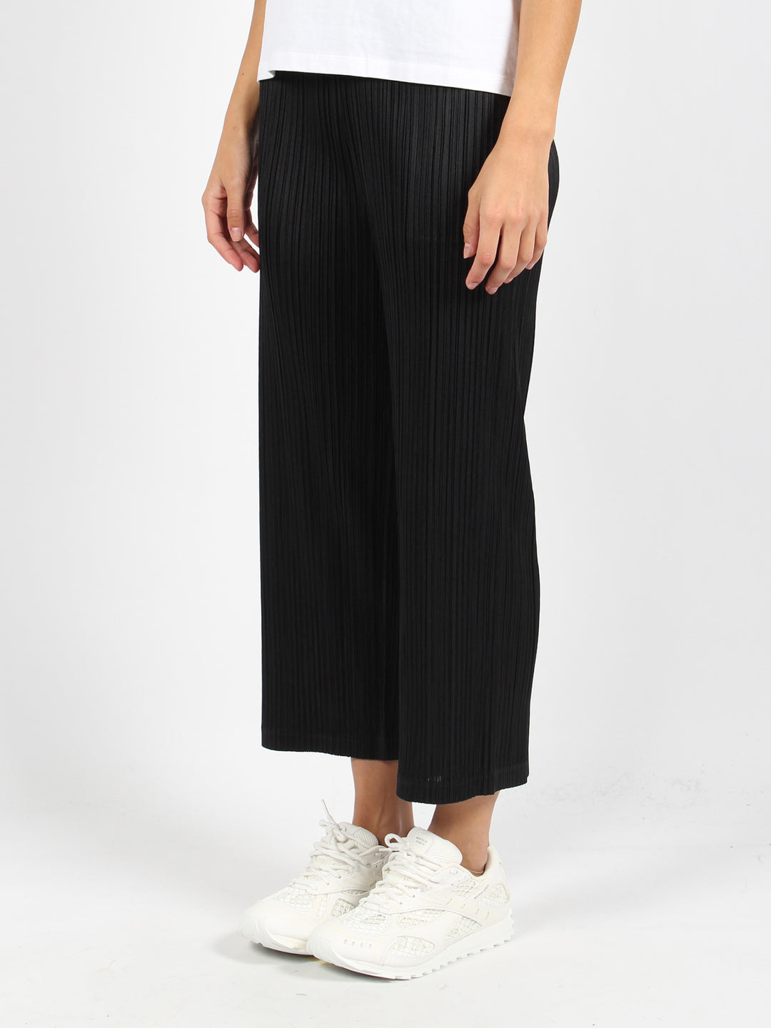 Pleated tight trousers