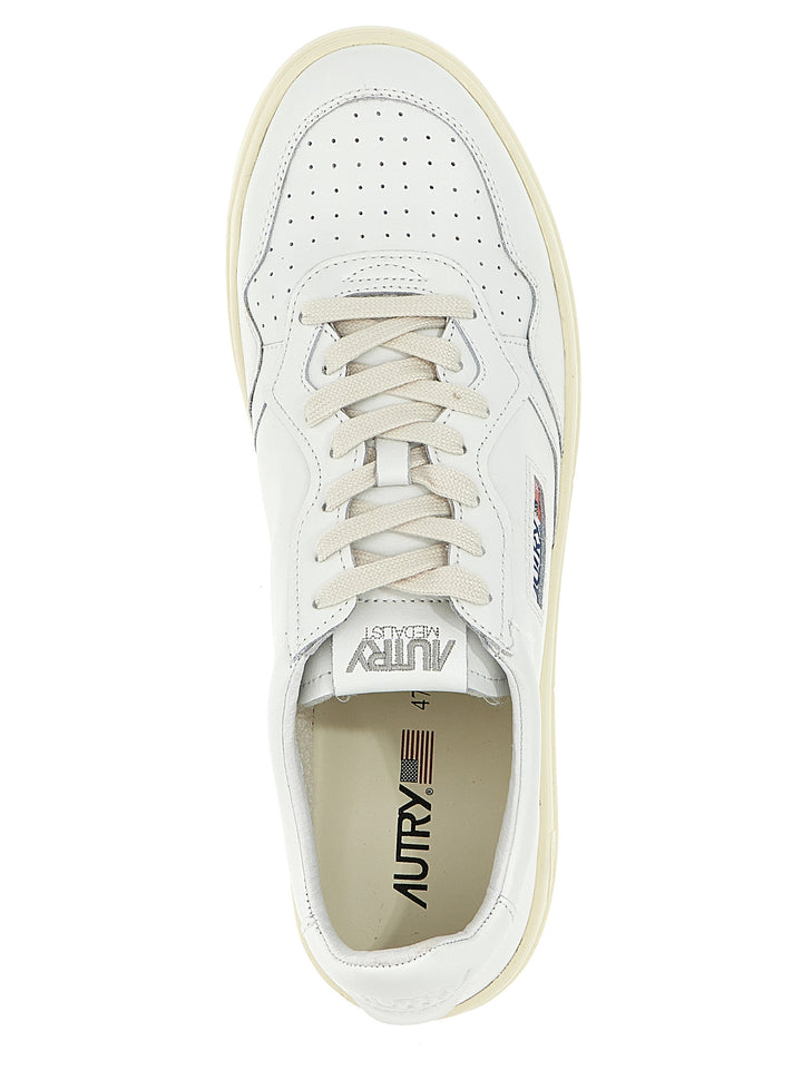 Autry Medalist Low Sneaker Sneakers - White | 31b51ff09f3e6928a2ca82f7d87eeb182ac83cd0