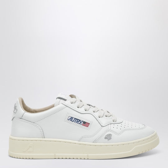 Medalist Low Sneakers In White Leather With Shell Detail