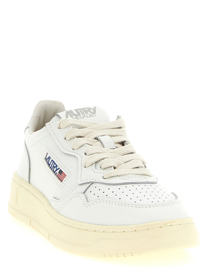 Autry Medalist Low Sneaker Sneakers - Silver | f655ff6dccbe8c7ca7c4a6269e17469549314f41