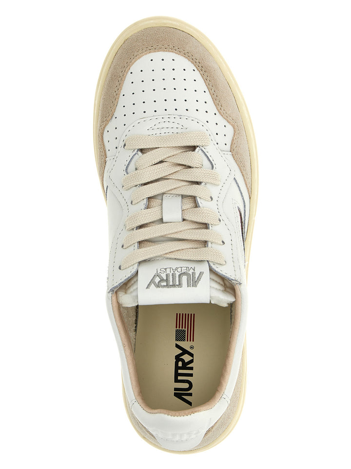 Autry Medalist Low Sneakers - White | 01b68cea9aca121d4b56c73302c4c0dba8963c41