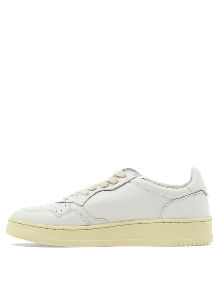 Autry Medalist Low Sneakers & Slip-On - White | a005e1824608dfaf0d2947dbba7229932a4b43f7