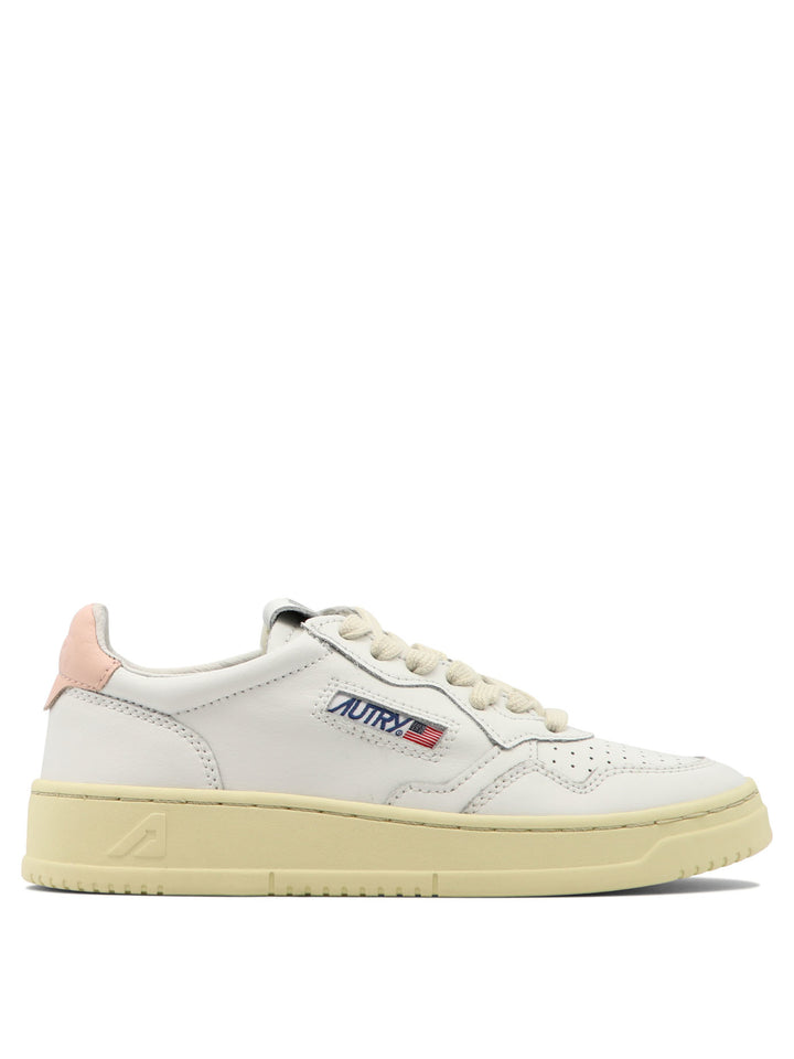 Autry Medalist Low Sneakers & Slip-On - Pink | f76f29d1e50fef318e4124491ace2afe85797585