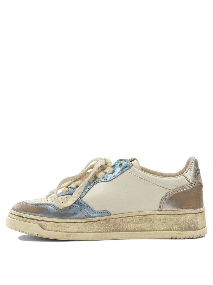 Autry Medalist Low Super Vintage Sneakers & Slip-On - Light blue | fb46533d8bbf1f7e929c5b6d816af596e4bb55cf