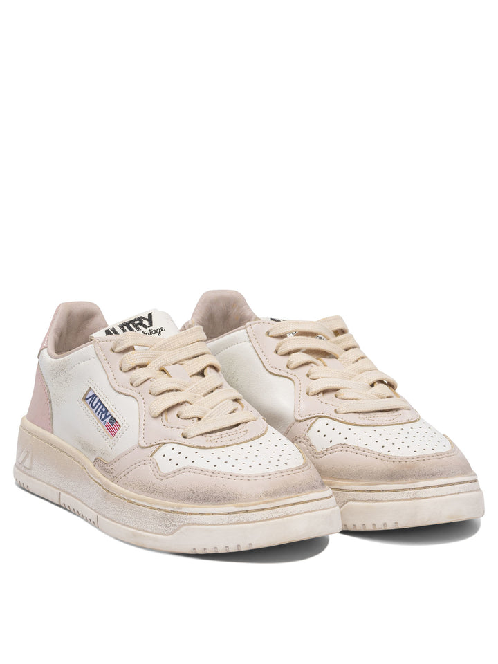 Autry Medalist Low Super Vintage Sneakers & Slip-On - Pink | c7babb0f49c875a1c127fffa21fd1b27423d11a3