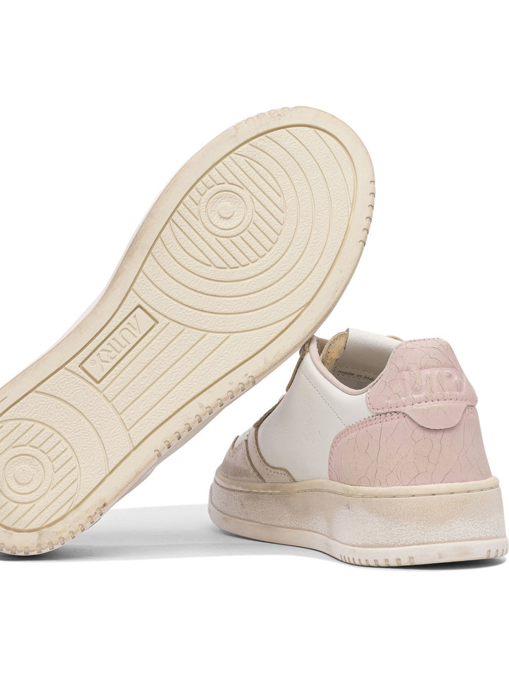 Autry Medalist Low Super Vintage Sneakers & Slip-On - Pink | b1b68faa1e9320f4e9d6f497283e720ef3b5e3c6