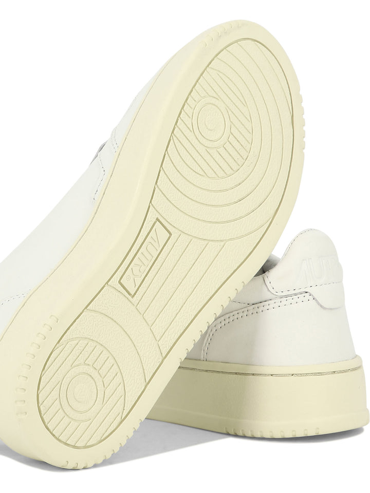 Autry Medalist Low Sneakers & Slip-On - White | 30416f0544cdef899fe225bd72795e9aab81a258