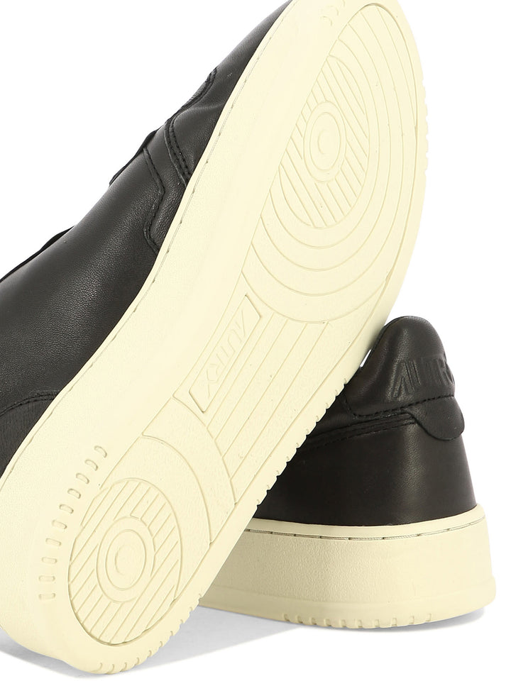 Autry Medalist Low Sneakers & Slip-On - Black | 74428fd208164513a9ff9dfc49889ee509835635