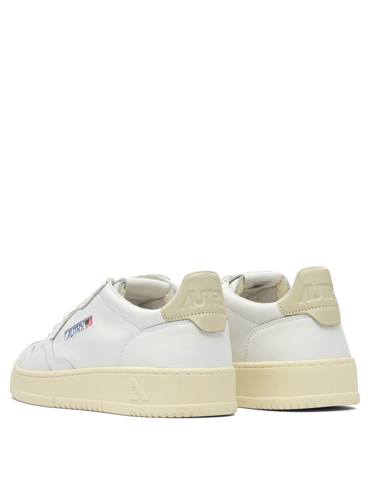 Autry Medalist Low Sneakers & Slip-On - White | f07e92e8325e3236bf61c7447dc1b00ef0cb233a