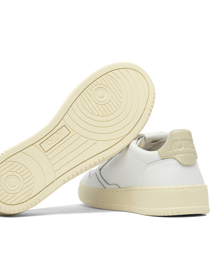 Autry Medalist Low Sneakers & Slip-On - White | d01a35753a2a18995e3fe076e817caa7fd2d06e9