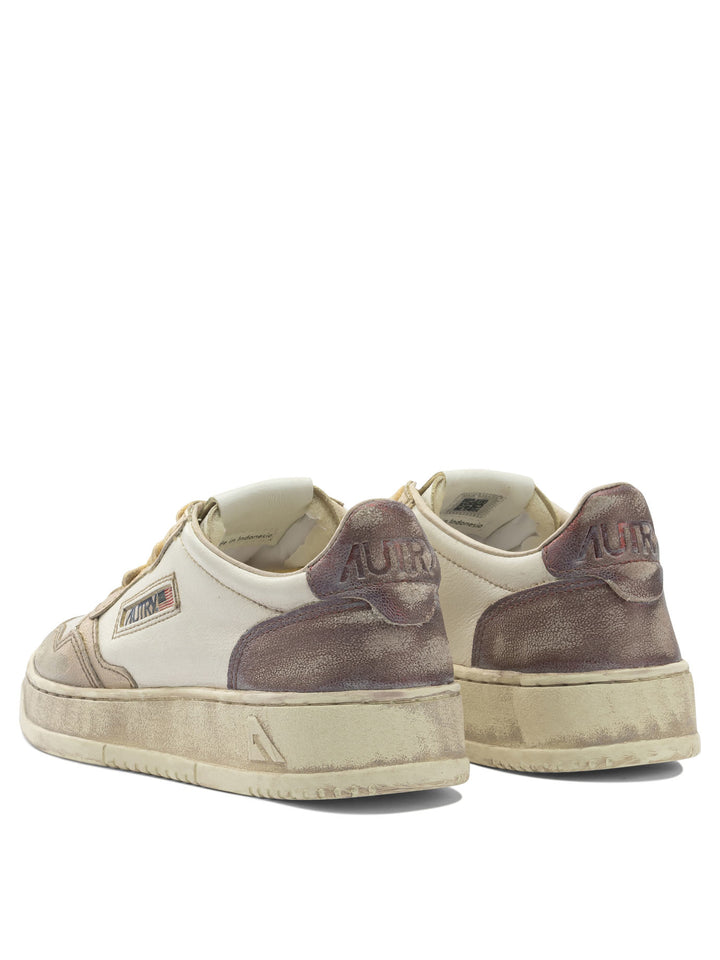 Autry Medalist Low Super Vintage Sneakers & Slip-On - White | 7e8f9832b6c1b547ed03c8dfa0f97a9cabe8f584