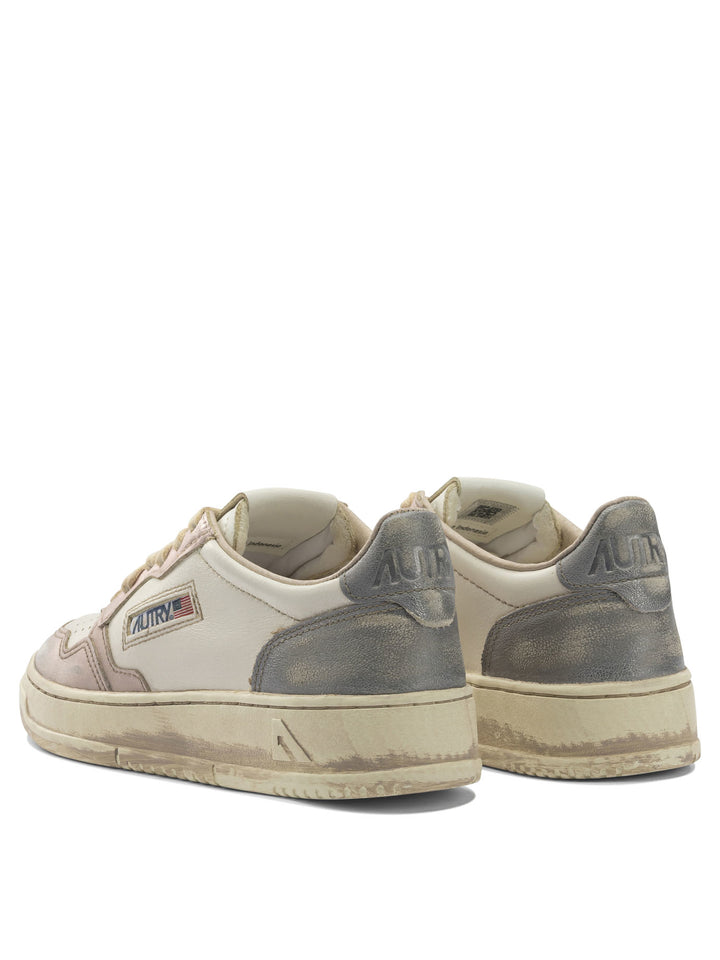 Autry Medalist Low Super Vintage Sneakers & Slip-On - White | f0a1a866f8d65e244bed79707ee634266d6db937