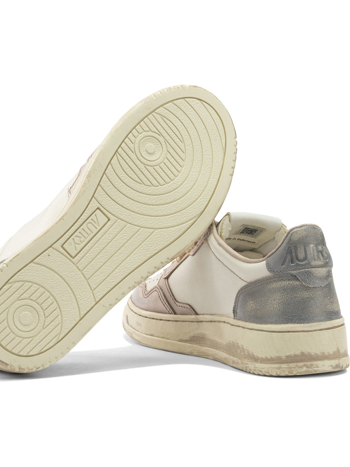 Autry Medalist Low Super Vintage Sneakers & Slip-On - White | a97117ca57db3205fbe54c625cf0d78b6b98e67b