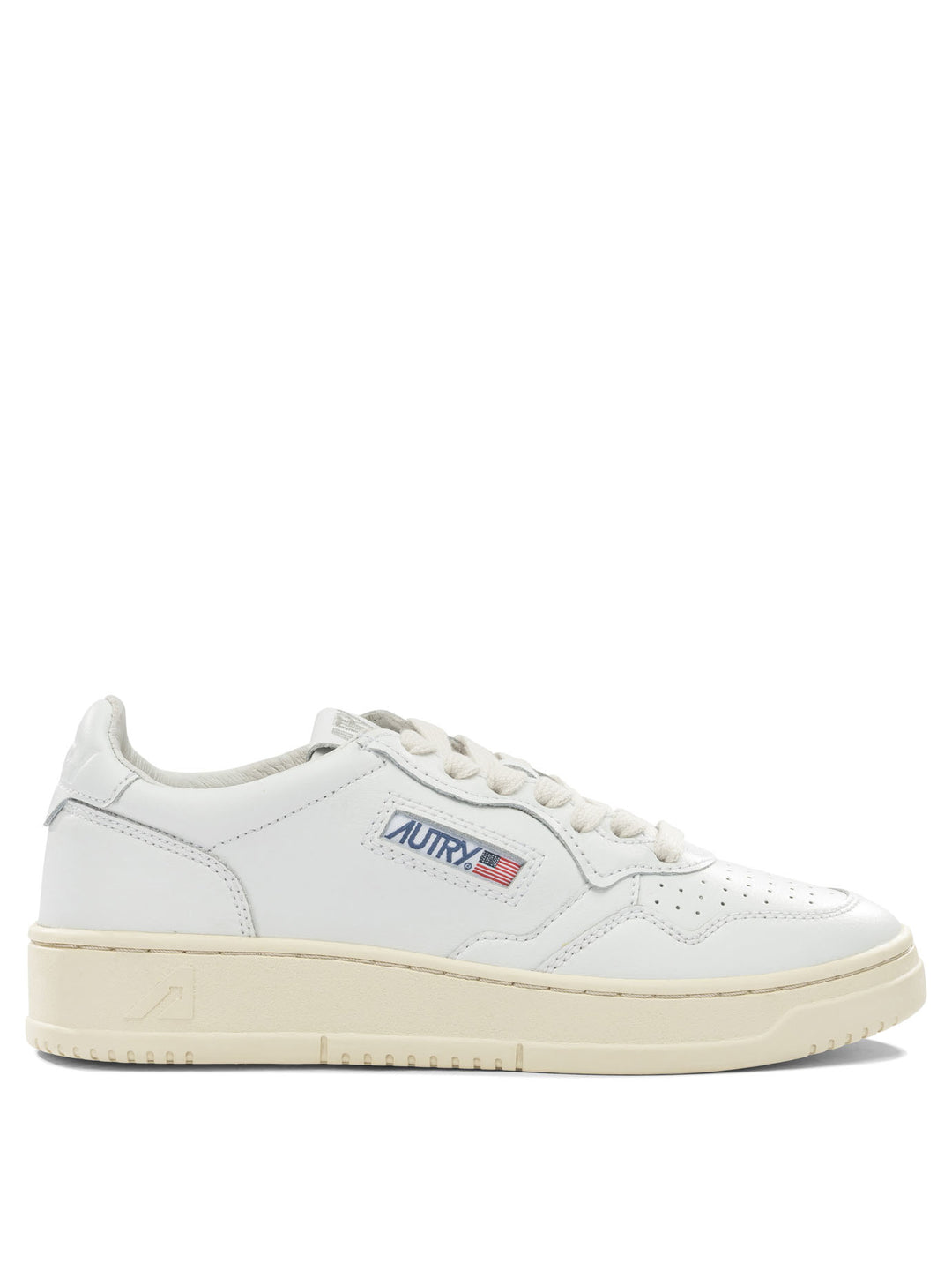 Autry Medalist Low Sneakers & Slip-On - White | d864eda3b81a073dcabb0f61b4f7dddfc5b3abf0